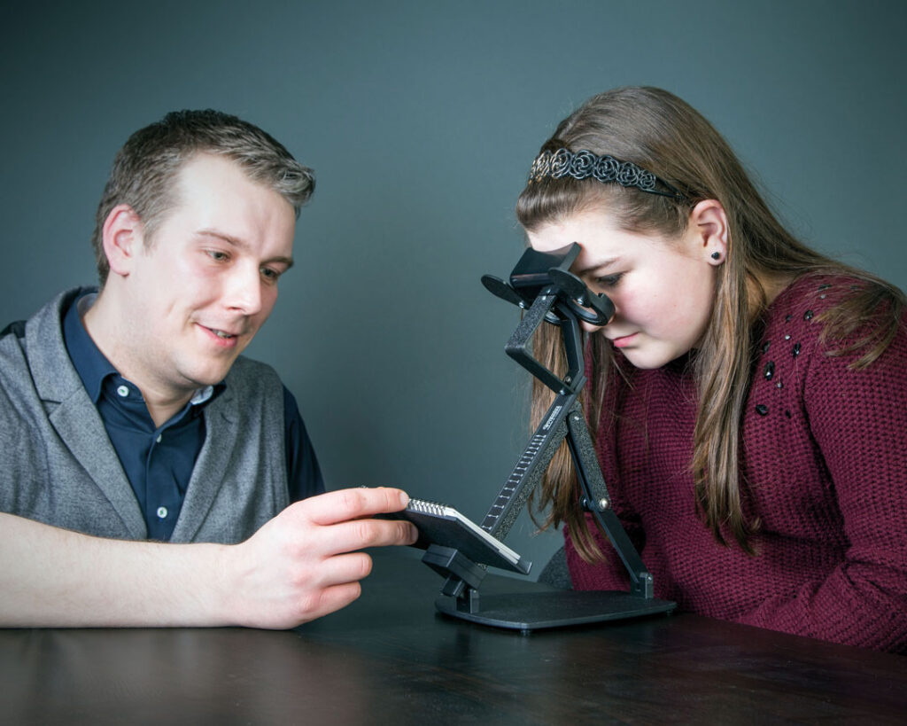 Sven Winkler macht mit einem Mädchen einen Sehtest