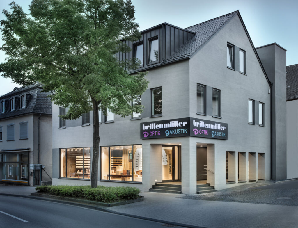 Weitwinkel-Aufnahme des Brillen Müller Gebäudes in Wittlich