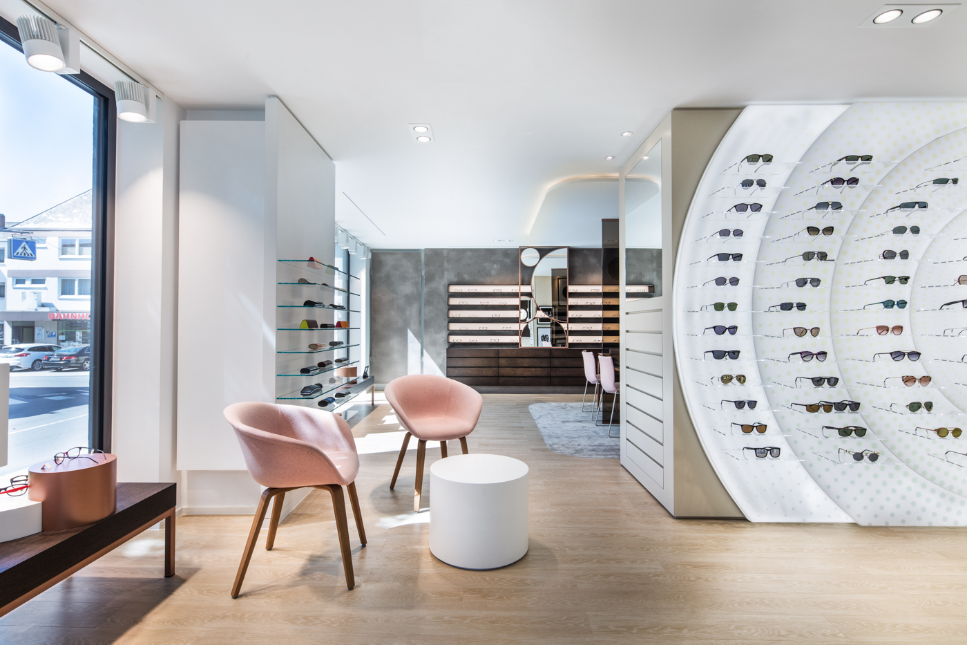 Weitwinkel-Aufnahme des Showrooms der Filiale Wittlich mit Sitzgelegenheiten und einer großzügigen Auswahl an Brillen.