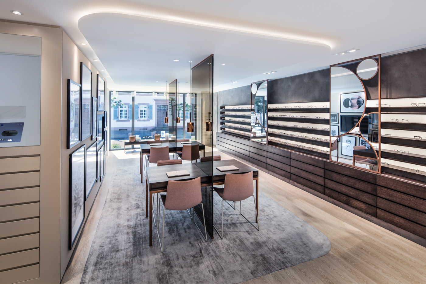 Weitwinkel-Aufnahme des Showrooms der Filiale Wittlich mit Sitzgelegenheiten und einer großzügigen Auswahl an Brillen