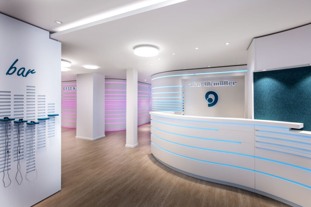 Weitwinkel-Aufnahme des Akustik-Eingangsbereichs der Filiale Wittlich mit Sound Bar und Ambiente Beleuchtung