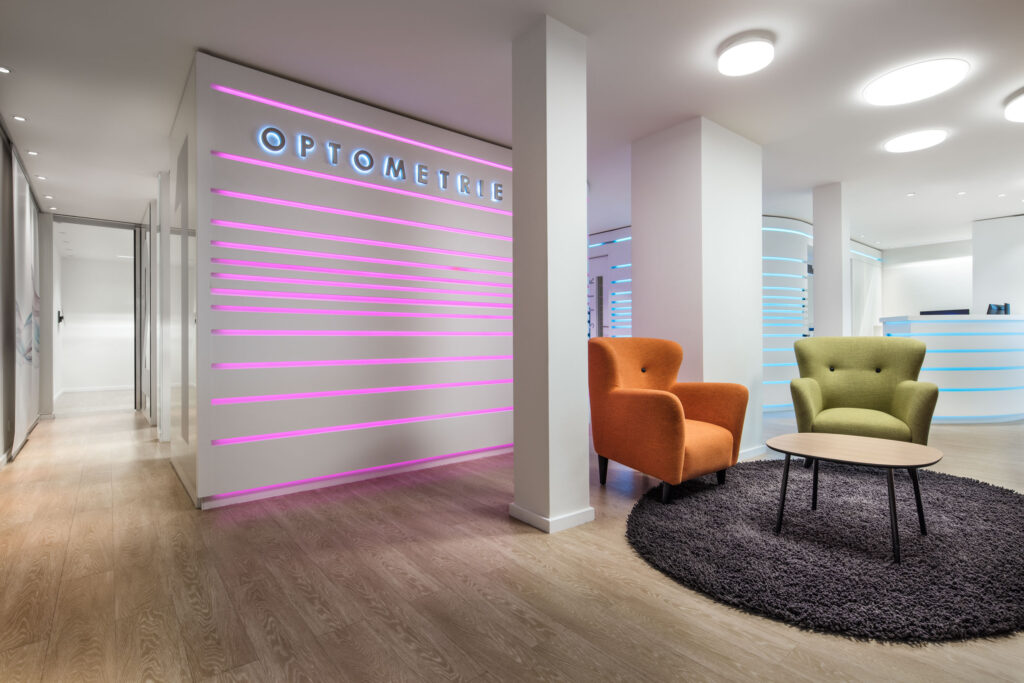 Wohlfühl-Wartebereich mit Sitzgelegenheiten und Ambiente Beleuchtung in der Filiale Wittlich