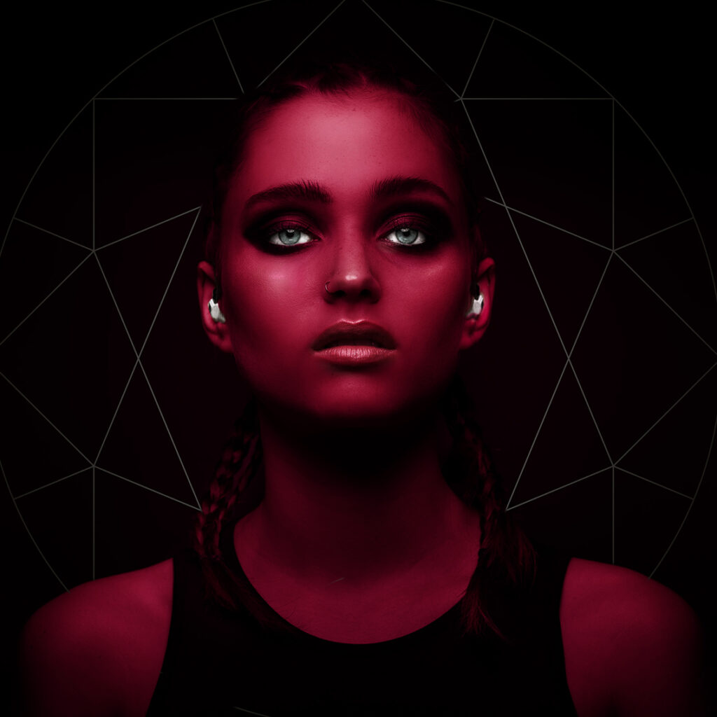 Porträt einer jungen Früheren, die pinke Haut hat und weiße InEars in den Ohren trägt.