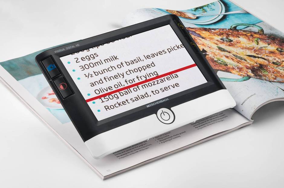 eine LowVision-Lupe vergrößert einen Bereich eines Rezeptes