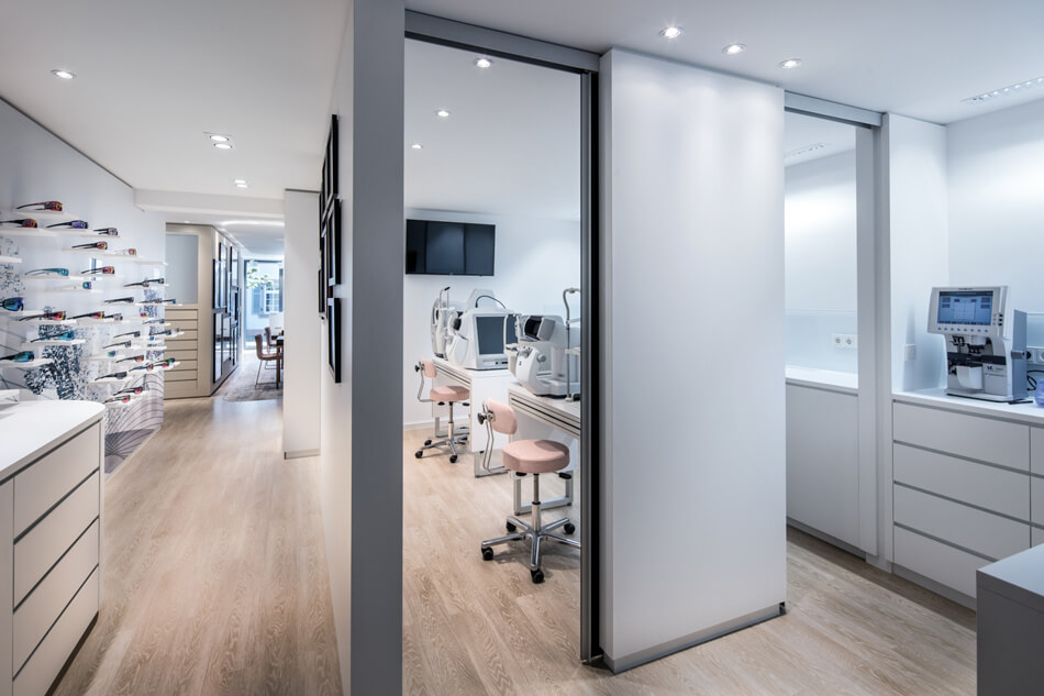 Einblick in den Optometrie-Raum mit verschieden Geräten