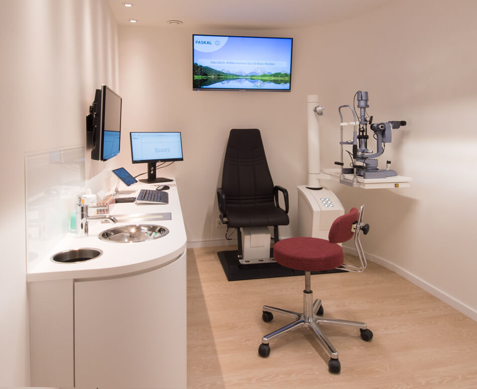 Einblick in einen großräumigen Behandlungsraum, in dem Augenglasbestimmungen durchgeführt werden.