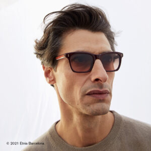 Junger Mann trägt eine Sonnenbrille Etnia Barcelona