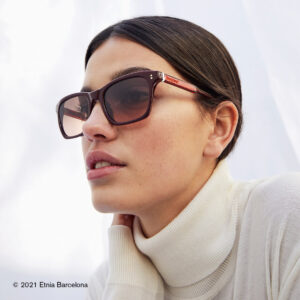 Junge Frau trägt eine Sonnenbrille von Etnia Barcelona