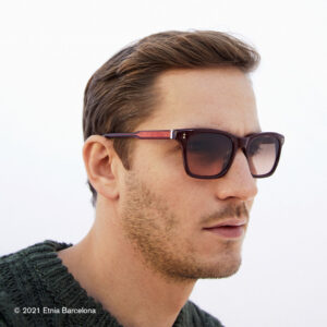 Junger Mann trägt eine Sonnenbrille von Etnia Barcelona