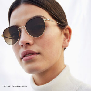 Junge Frau trägt eine Sonnenbrille von Etnia Barcelona