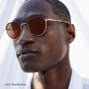 Junger Mann trägt eine Sonnenbrille von Etnia Barcelona