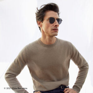 Mann trägt eine Sonnenbrille von Etnia Barcelona