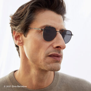 Mann trägt eine Sonnenbrille von Etnia Barcelona