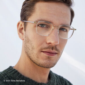Junger Mann trägt eine Brille von Etnia Barcelona