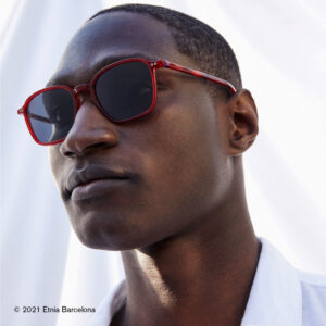 Junger Mann trägt eine Sonnenbrille von Etnia Barcelona
