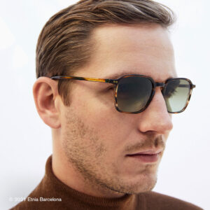 Junger Mann trägt eine Sonnenbrille von Etnia Barcelona
