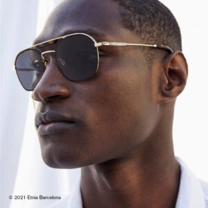 Junger Mann trägt eine Sonnenbrille von Etnia Barcelona