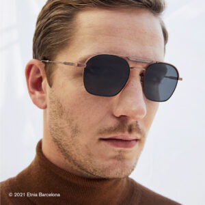 Junger Mann trägt eine Sonnenbrille von der Marke Etnia.