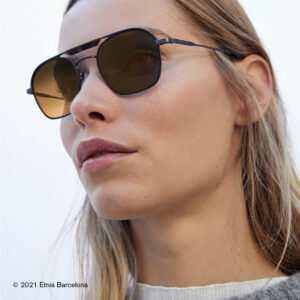 Junge Frau trägt eine Sonnenbrille von Etnia Barcelona