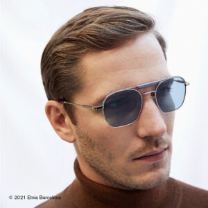 Junger Mann trägt eine Sonnenbrille Etnia Barcelona