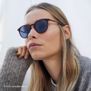 Junge Frau trägt eine Sonnenbrille von Etnia Barcelona