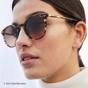 Junge Frau trägt eine Sonnenbrille von Etnia Barcelona