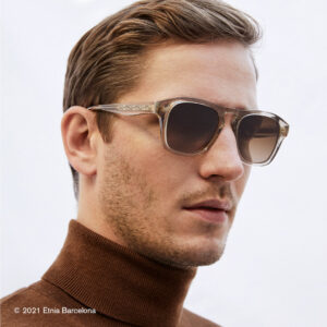 Junger Mann trägt eine Sonnenbrille von Etnia Barcelona