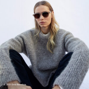 Junge Frau trägt eine Sonnenbrille von Etnia Barcelona