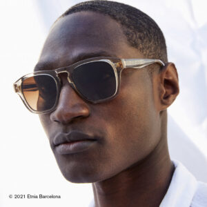 Junger Mann trägt eine Sonnenbrille von Etnia Barcelona