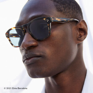 Junger Mann trägt eine Sonnenbrille von Etnia Barcelona