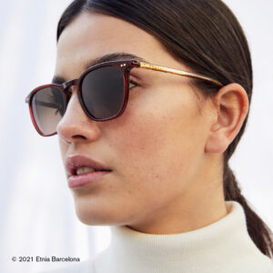 Junge Frau trägt eine Sonnenbrille von Etnia Barcelona