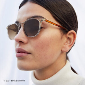 Junge Frau trägt eine Sonnenbrille von Etnia Barcelona