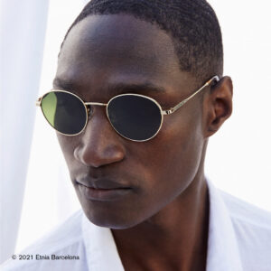 Junger Mann trägt eine Sonnenbrille von Etnia Barcelona