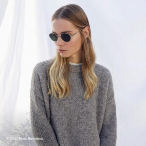 Junge Frau trägt eine Sonnenbrille von Etnia Barcelona