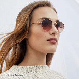 Junge Frau trägt eine Sonnenbrille von Etnia Barcelona