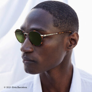 Junger Mann trägt eine Sonnenbrille von Etnia Barcelona