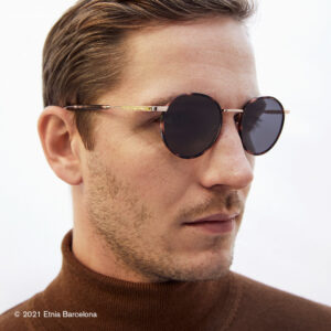 Junger Mann trägt eine Sonnenbrille von Etnia Barcelona