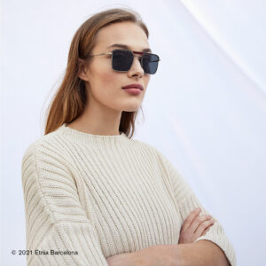 Junge Frau trägt eine Sonnenbrille von Etnia Barcelona