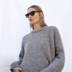 Junge Frau trägt eine Sonnenbrille von Etnia Barcelona