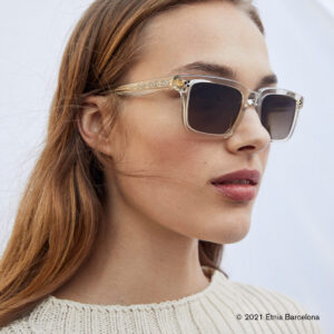 Junge Frau trägt eine transparente Sonnenbrille von Etnia Barcelona
