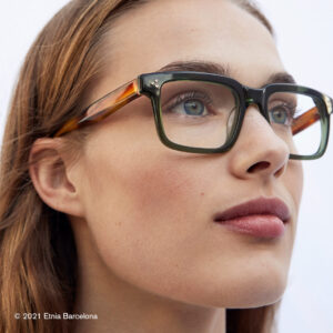 Junge Frau trägt eine Brille von Etnia Barcelona