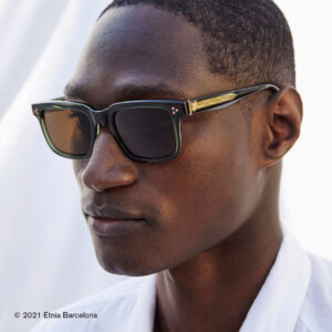 Junger Mann trägt eine Sonnenbrille von Etnia Barcelona