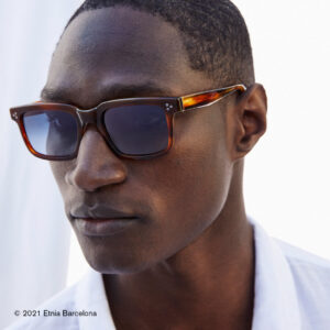 Junger Mann trägt eine braune Sonnenbrille von Etnia Barcelona