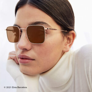 Junge Frau trägt eine Sonnenbrille von Etnia Barcelona