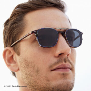 Junger Mann trägt eine Sonnenbrille von der Marke Etnia Barcelona