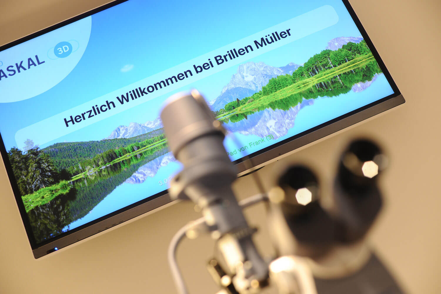 Nahaufnahme eines Bildschirme, auf dem "Herzlich Willkommen bei BRILLEN MÜLLER" steht.