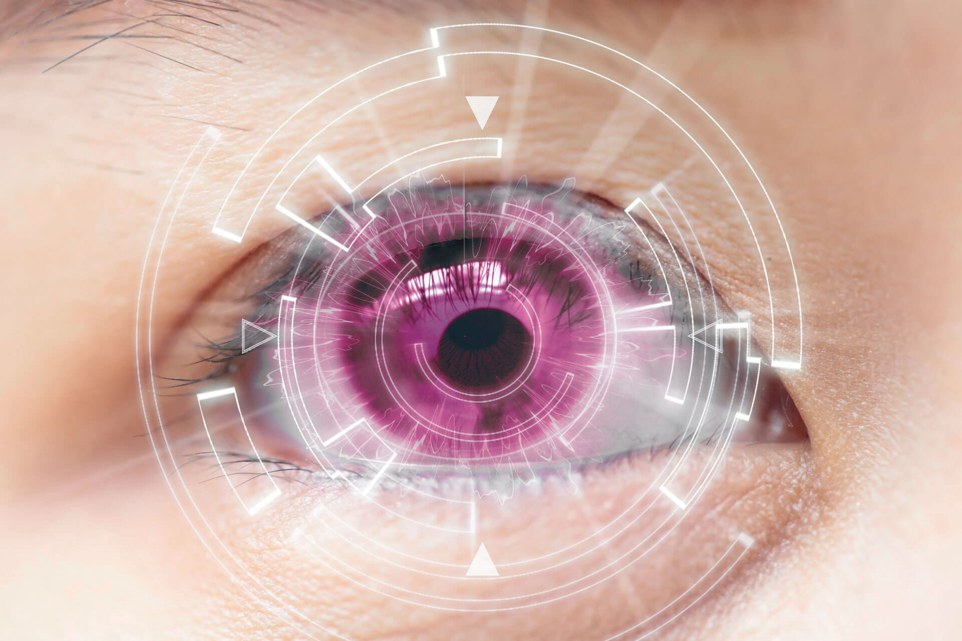 Nahaufnahme eines Auges mit leuchtenden pinken grafischen Elementen.