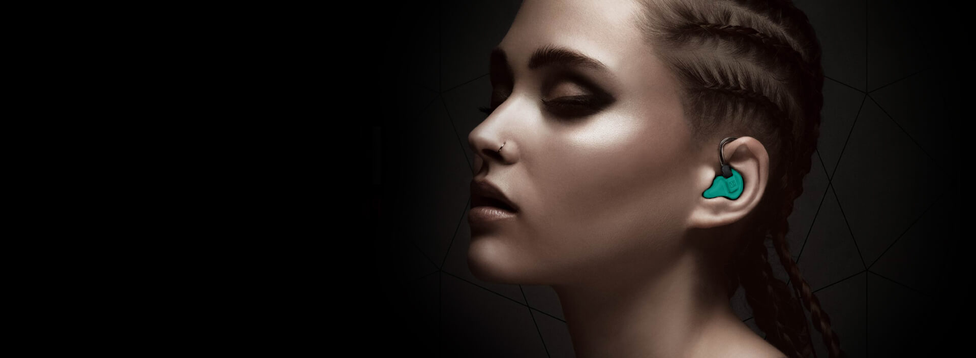 Profil einer jungen Frau, die grüne InEars im Ohr trägt.