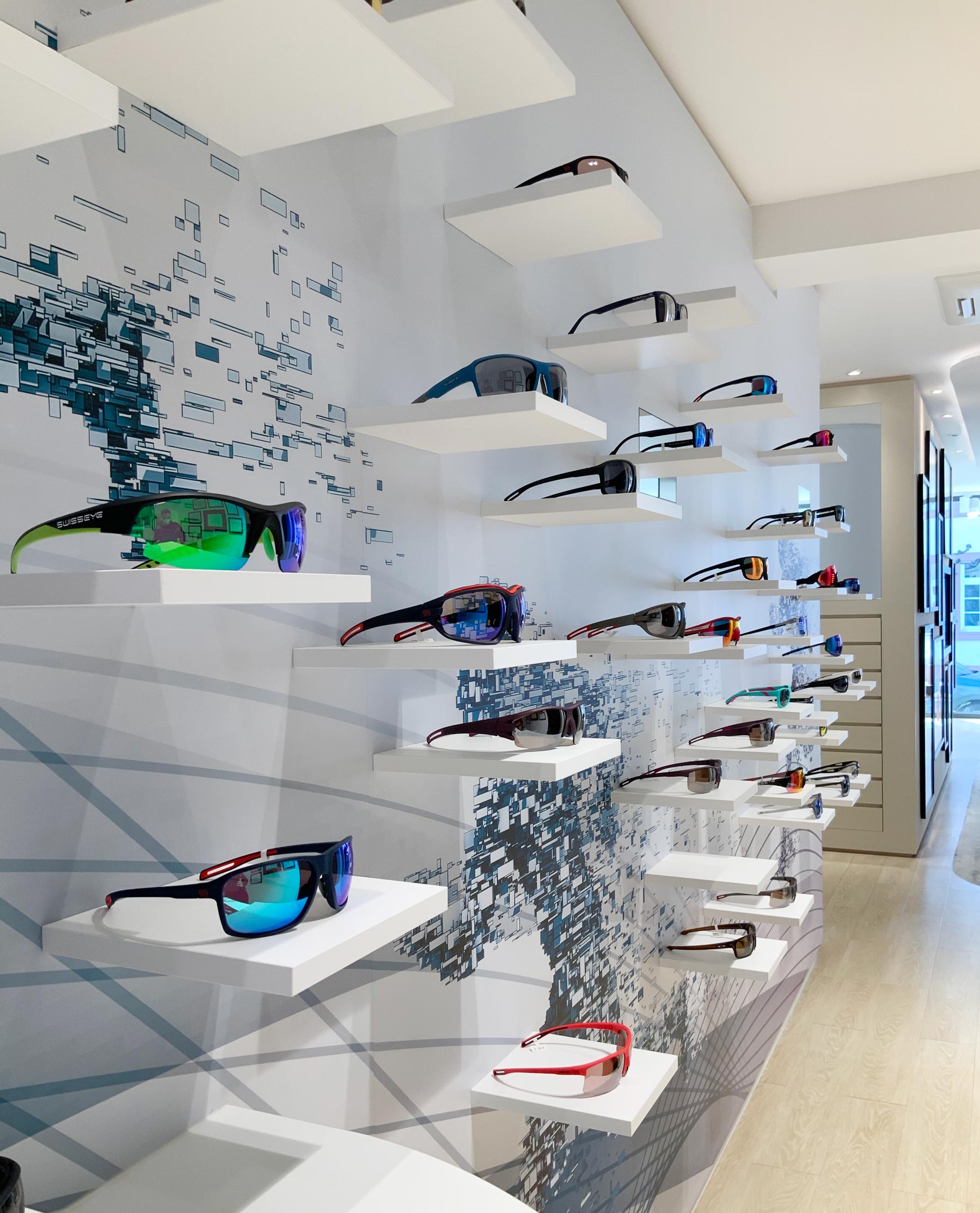 Regal mit verschiedenen Sportbrillen in Wittlich