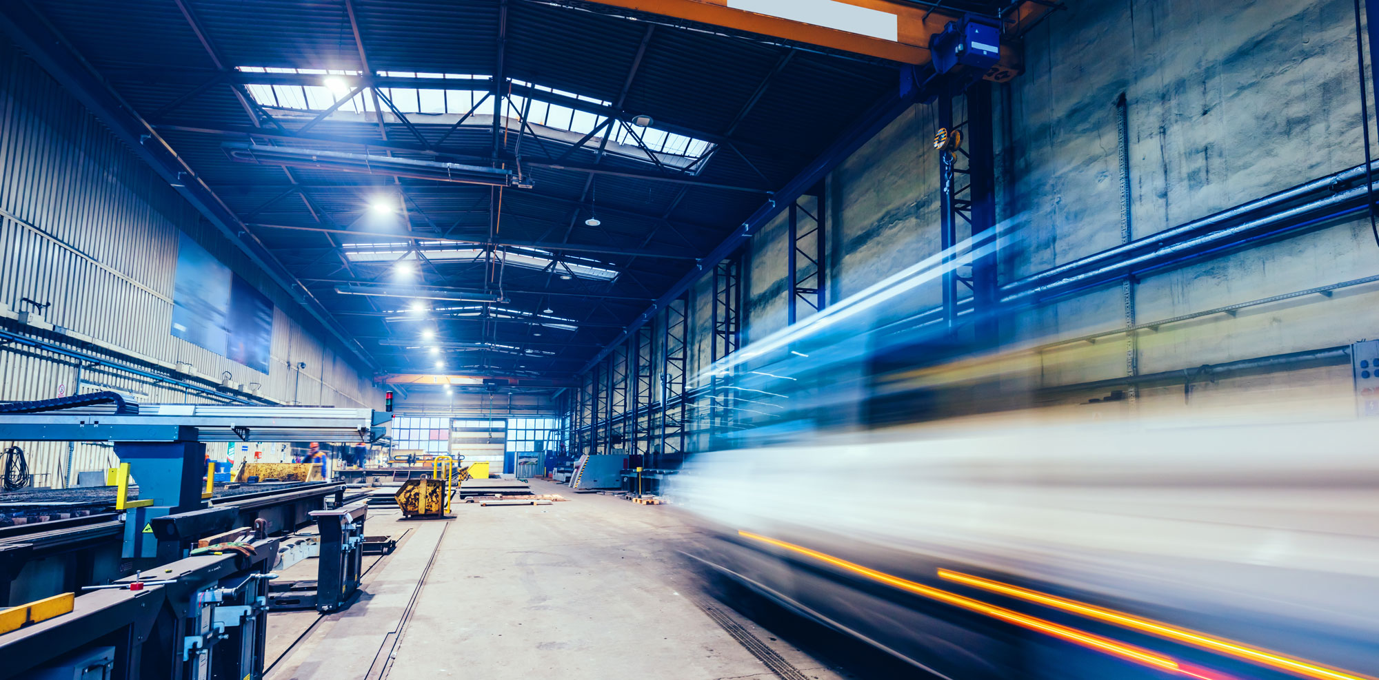 Weitwinkel-Szene in einer Industriehalle